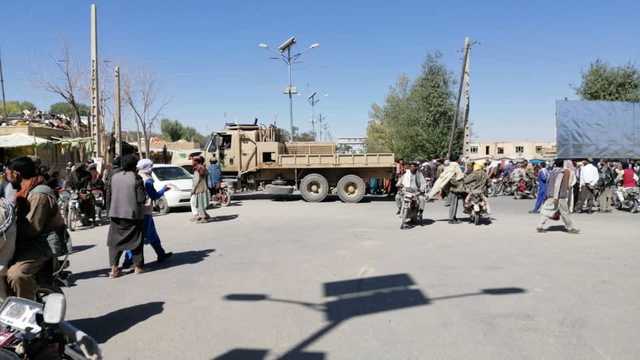 Талибы осматривают брошенные афганской армией в Кандагаре вертолеты UH-60A и Ми-17