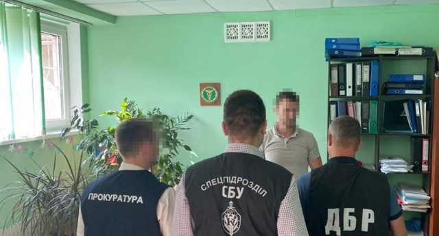 В Харькове налоговик требовал у бизнесмена 2,5 тысячи долларов