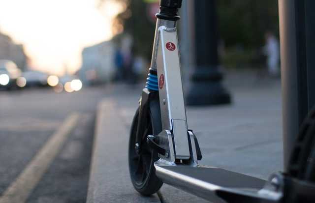 В Ужгороді п’яні підлітки викинули у річку електросамокати