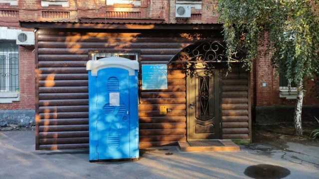 В Днепре филатовцы дразнят судью биотуалетом