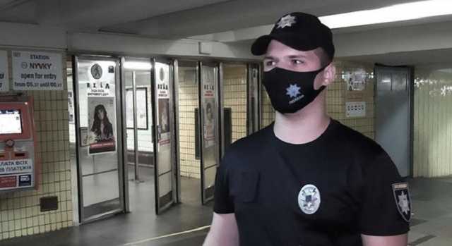 Полицейский спас жизнь пассажиру с помощью размещенного в метро автоматического дефибриллятора