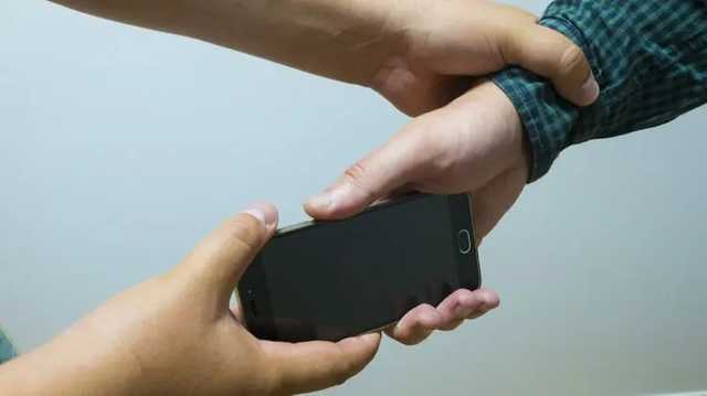 Одессит отобрал у прохожего смартфон и тут же подарил другу