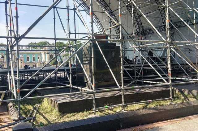 В Мариинском парке установили сцену на месте массовых захоронений участников Украинской революции