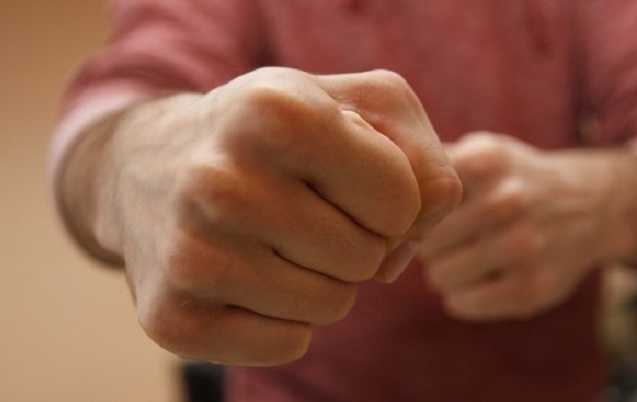 Бив ногами та зламав носа: у Подільському районі чоловік напав на сусідку