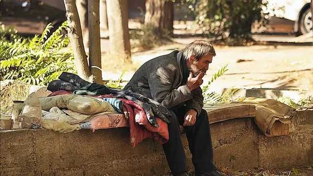 В Луцке бездомные захватили парковочную будку и требуют у водителей деньги