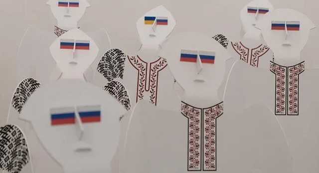 В Черновцах разгорелся скандал из-за инсталляции с людьми на коленях