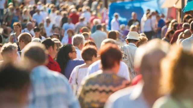 Смертность в Украине выросла почти на 22%, а рождаемость сокращается