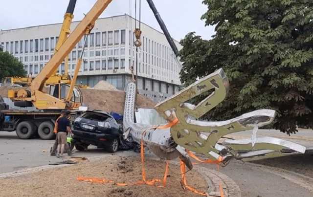 Херсонский флагшток упал «правильно», раздавив машину чиновника, ответственного за установку