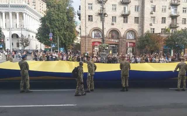 Военные на Крещатике снова скандировали известную кричалку о Путине