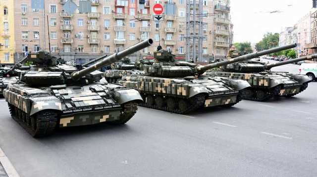 Во время репетиции парада в Киеве сломался танк. Его пришлось отбуксировать