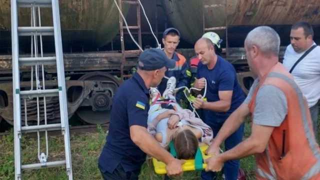 Во Львовской области на вагоне-цистерне ударило током 14-летнюю девушку
