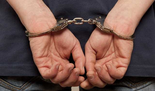 В Луцке посреди улицы задержали вора с телевизором в руках