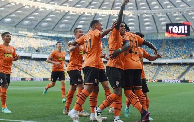"Шахтер" в большинстве разгромил "Черноморец" и возглавил УПЛ