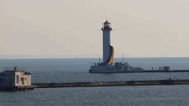 В Одессе на маяке подняли огромный флаг Украины