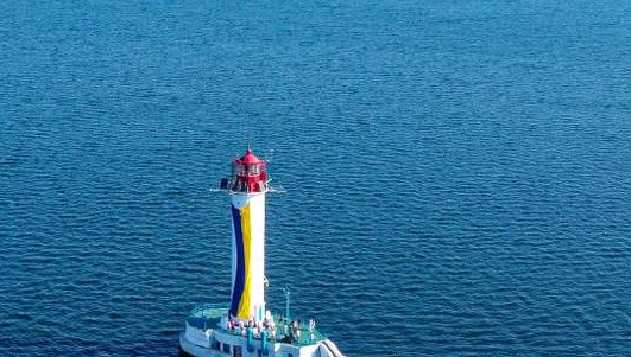 На главном маяке Одессы взвился огромный флаг Украины: захватывающие фото