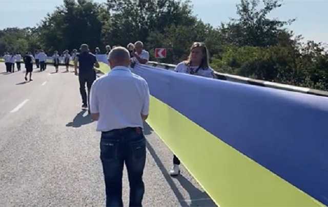 Між двома областями розгорнули рекордно великий прапор України