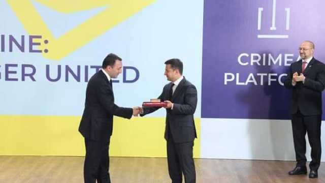 Зеленский наградил участников Крымской платформы орденами