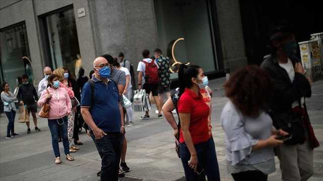 Вакцинированные люди тревожатся, а у ученых нет ответов — Bloomberg