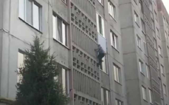 «Людина-павук»: у Луцьку чоловік ліз до коханої по фасаду багатоповерхівки