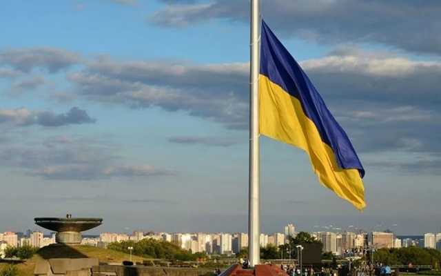 Ты видишь: наши идут. Это флаг наш!