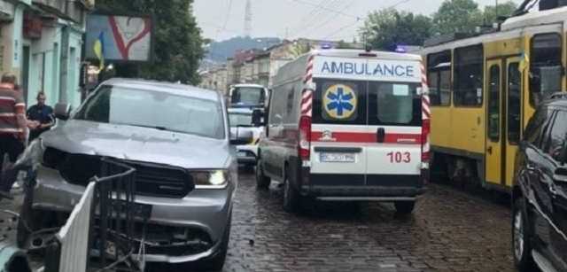 У центрі Львова п’яний водій збив жінку з дитиною у візочку