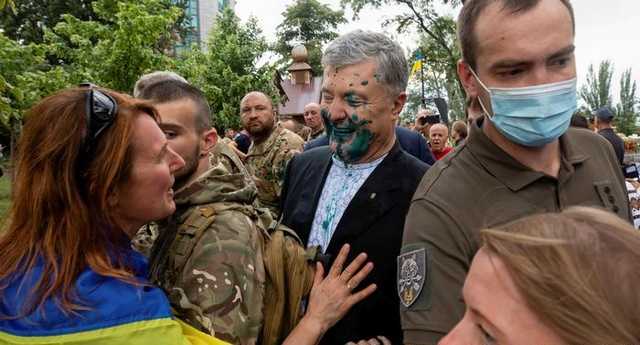 Не зеленкой единой. В Порошенко хотели забросать еще и яйцами