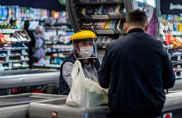 В Черновцах мужчина в супермаркете переклеивал штрих-коды: его ждет тюрьма