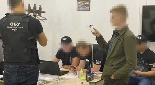 На Днепропетровщине госрегистратор брал взятки за регистрацию недвижимости