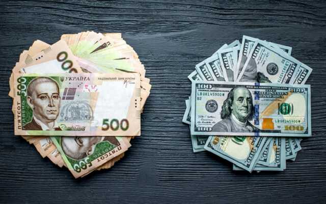 В последнюю пятницу августа на межбанке гривня к доллару подешевела на восемь копеек
