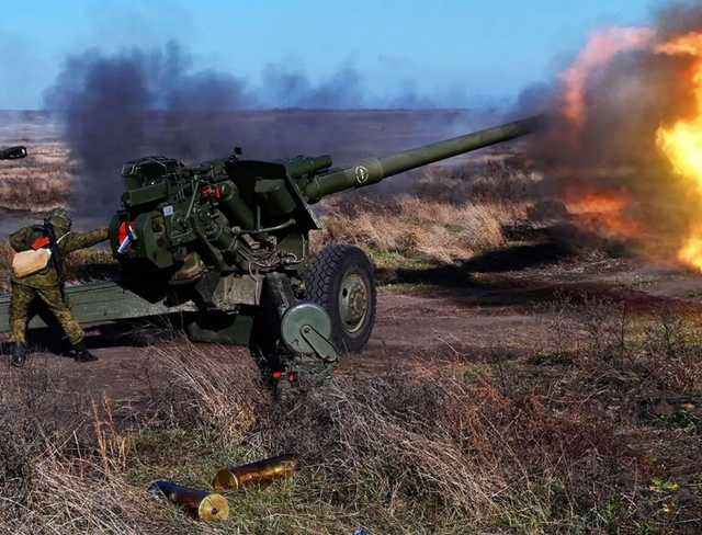 Оккупанты обстреляли Авдеевку: движение поездов ограничили, над городом виднелся дым