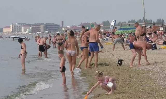 Высокие цены, много людей и полчища медуз: туристы жалуются на отдых в Затоке