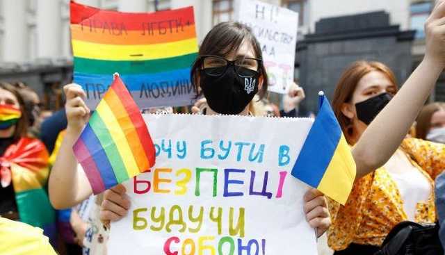 Бросали дымовые шашки в колонну: в Одессе на ЛГБТ-акции задержали около 20 человек