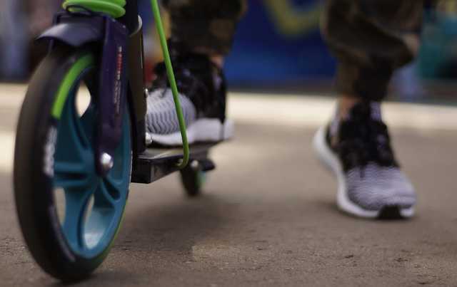 В Киеве отец прокатил на самокате маленькую дочь по встречке