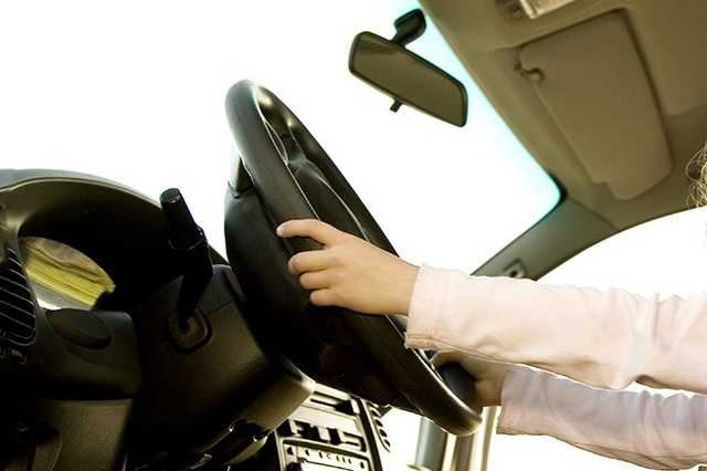 В Киеве пьяный мужчина посадил за руль ребенка и попал на штраф