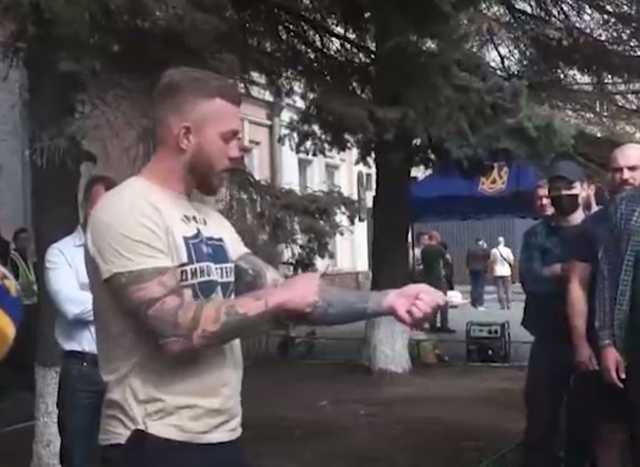 Член Нацкорпуса Кухарчук порезал себе вены возле отделения полиции в Киеве