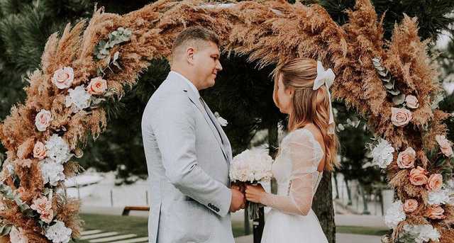 Настя с собачкой из Уханя и глава ГМС отметили роспись шикарным торжеством