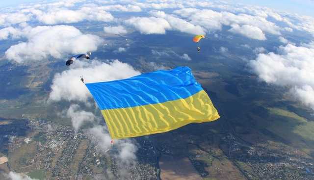 Парашютист установил рекорд, развернув в небе самый большой флаг