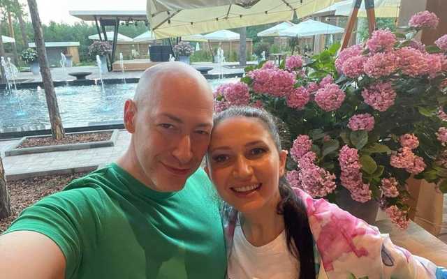 Дмитрий Гордон показал фото с полуобнаженной женой, прикрыв ей грудь рукой