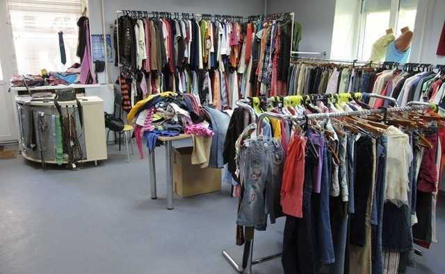 Чуть не раздавили охранника: под Днепром толпы покупателей штурмом брали секонд-хенд