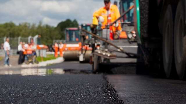 Мэрия Каменского отдаст 100 млн гривен на ремонт дорог мужу чиновника