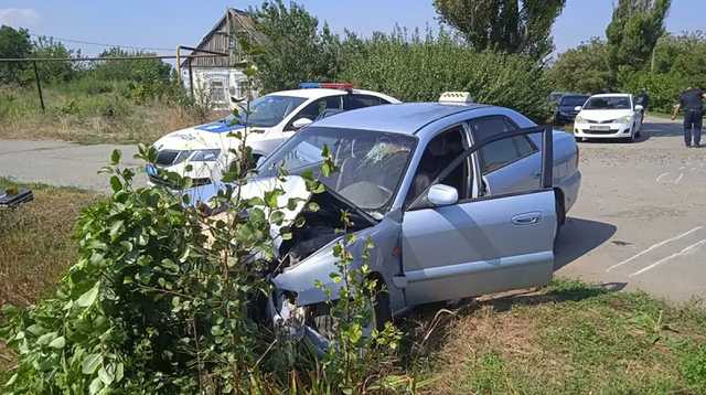 В Запорожской области пьяный таксист 5 километров провез полицейского на капоте