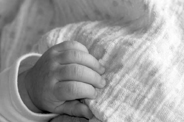 Рятував лікар-сусід і швидка, але однорічна дівчинка померла у рівненській лікарні