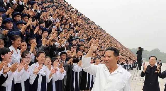 Диктатор Ким Чен Ын сильно похудел: в сети заговорили о двойнике