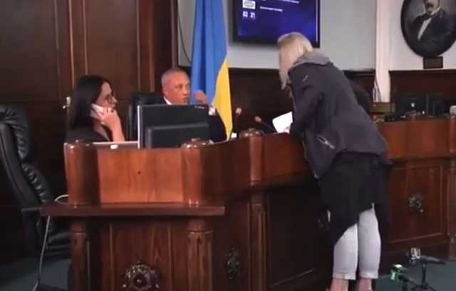 В Черновцах женщина обматерила и побила мэра бумагами во время сессии