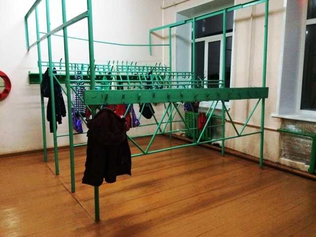 В Днепре мужчина регулярно воровал личные вещи у детей в школе