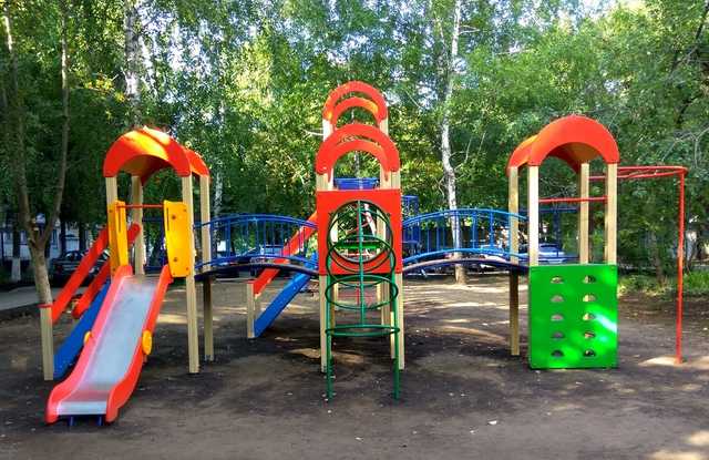 В Киеве группа школьников уничтожала детскую площадку: в сети впечатлены от поступка