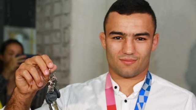 В Запорожье призер Олимпийских игр Насибов получил желанную квартиру