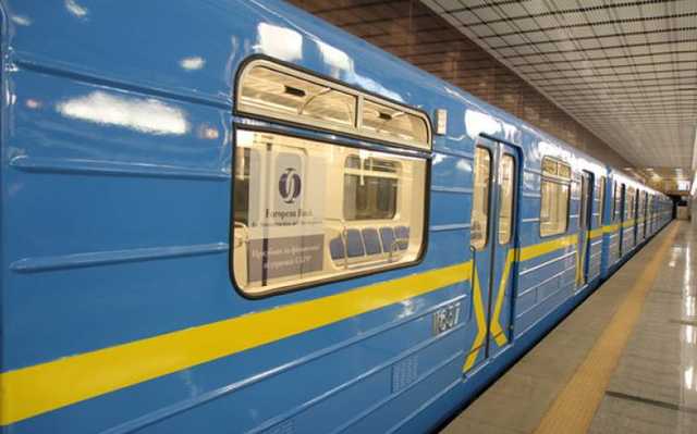 Завтра метро в Киеве будет работать на час дольше