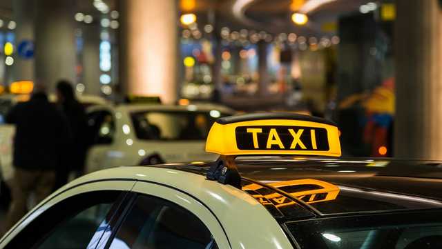 Не заплатившего за такси жителя Днепра заставили вылить на себя зеленку