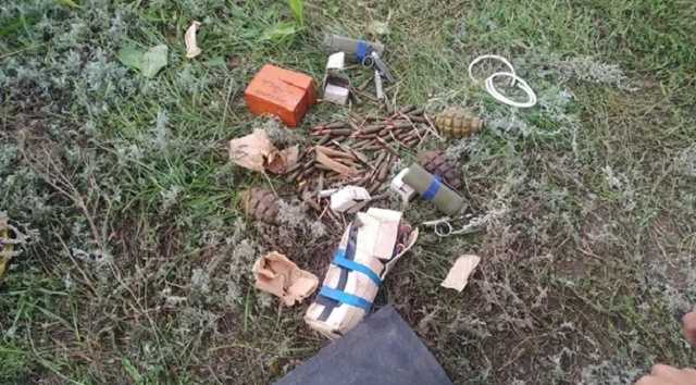 Возле базы отдыха в Кирилловке обнаружили взрывчатку и боеприпасы